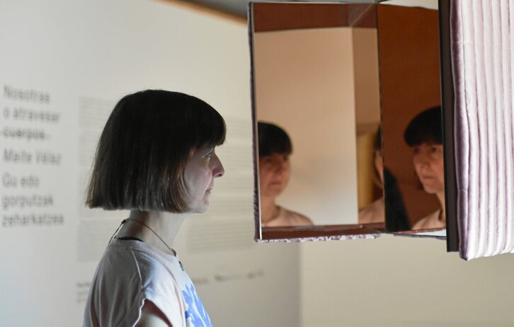 La artista Maite Vélaz, ayer en la muestra que ha abierto en el Museo Oteiza.