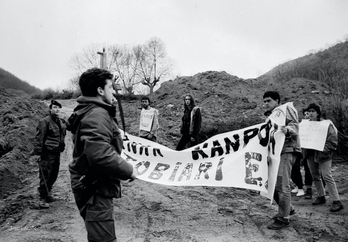 Guardias civiles interceptan a opositores a la autovía en Gorriti en enero de 1990.