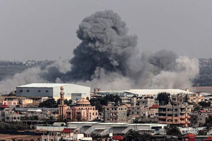 Columnas de humo, tras un bombardeo israelí en Rafah, en el sur de la Franja de Gaza.
