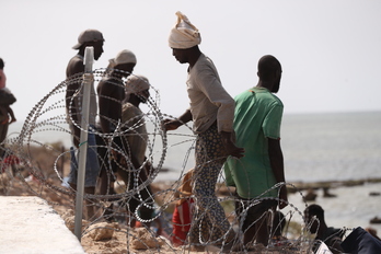 Migrantes en la frontera entre Libia y Túnez, en una imagen de archivo. 