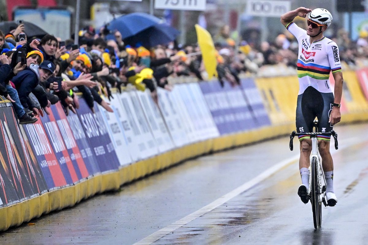 Van Der Poel Se Hace Con La E3 Saxo Classic Tras Una Caída De Van Aert ...