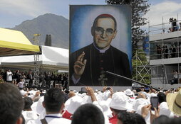 La beatificación de Monseñor Óscar Romero tuvo lugar en 2015, en El Salvador. Su canonización, en 2018, en Roma.
