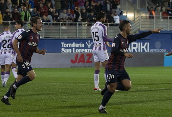 Aketxe y Bautista celebran un gol en la victoria armera contra el Valladolid de la primera vuelta.