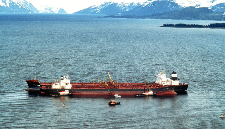 El “Exxon Valdez” protagonizó un desastre natural que, sin embargo, fue solo una gota en el mar de naufragios y vertidos contaminantes ligados al modelo económico que impera en el planeta.