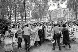 Manifestación en solidaridad con las mujeres de Basauri que tuvo lugar en Bilbo en junio de 1981, con motivo de la tercera citación del juicio.