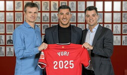 Yuri posa con el presidente del Athletic, Jon Uriarte, y el director deportivo, Mikel González, tras firmar la renovación.