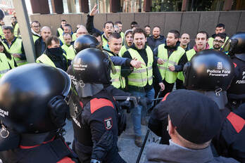 Agricultores se encaran a policías forales el día en que intentaron entrar en el Parlamento.