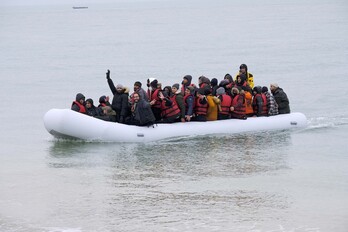 Un grupo de migrantes cruza el canal de la Mancha, en una imagen de archivo.