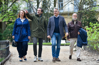 Muriel Larrea, Borja Sémper y Javier de Andrés, en la plaza de Gipuzkoa de Donostia.