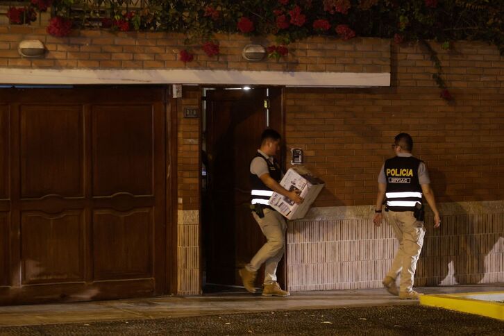 La policía sale de la casa de Dina Boluarte durante un registro ordenado por la Fiscalía General como parte de la investigación contra la presidenta de Perú.
