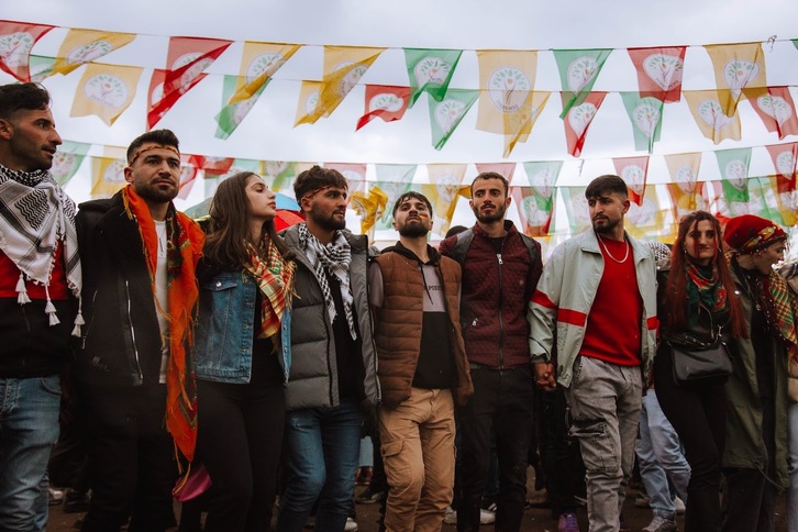 Varios jóvenes bailan durante la celebración del Newroz (Año Nuevo kurdo), el pasado 21 de marzo. 