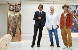 Cave, el artista Thomas Houseago y Brad Pitt, en su exposición en Helsinki, en 2022.