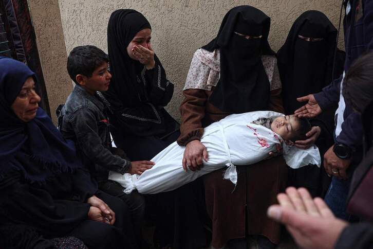 Familiares lloran la muerte de un niño de corta edad en un bombardeo israelí en Jan Yunis.