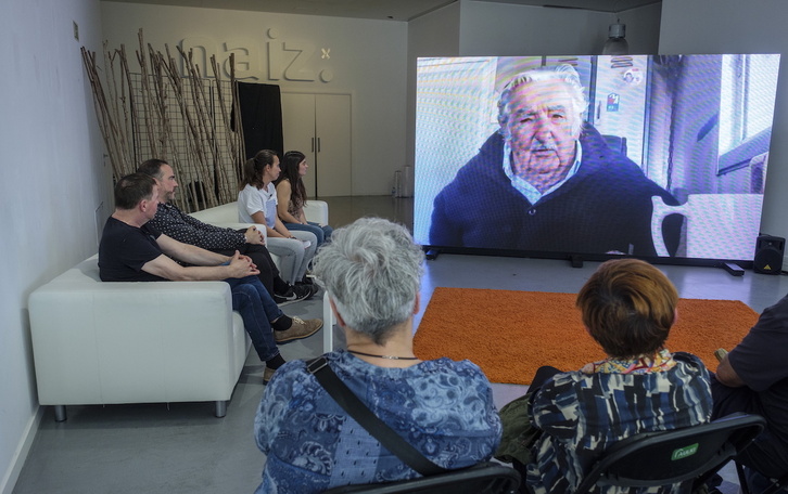 Pepe Mujica conectó por videoconferencia con la presentación del libro en Donostia.
