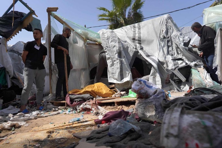 Palestinos comprueban los daños en el campamento improvisado en el patio del hospital Al-Aqsa.