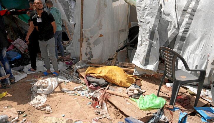 Palestinos comprueban los daños en el campamento improvisado en el patio del hospital Al-Aqsa.