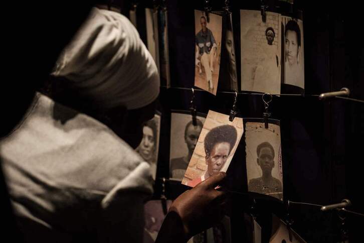 Una fotografía tomada el 29 de abril de 2018 muestra a un visitante mirando los retratos de las víctimas en el Memorial del Genocidio de Kigali, en Kigali, Rwanda.