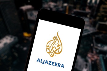 Logo de la cadena de televisión qatarí Al Yazira en un teléfono móvil.