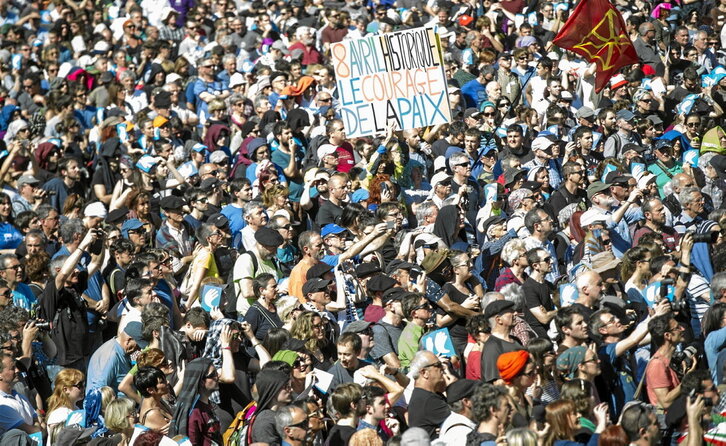 «8 de abril  histórico. La valentía de la paz» reza un cartel  en la abarrotada plaza de San Andrés, en Baiona.