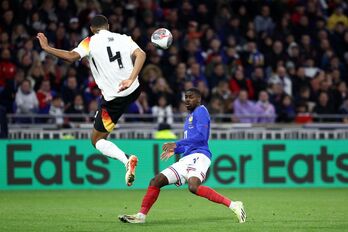 Jonathan Tah lució el polémico 4 en el partido contra Francia.