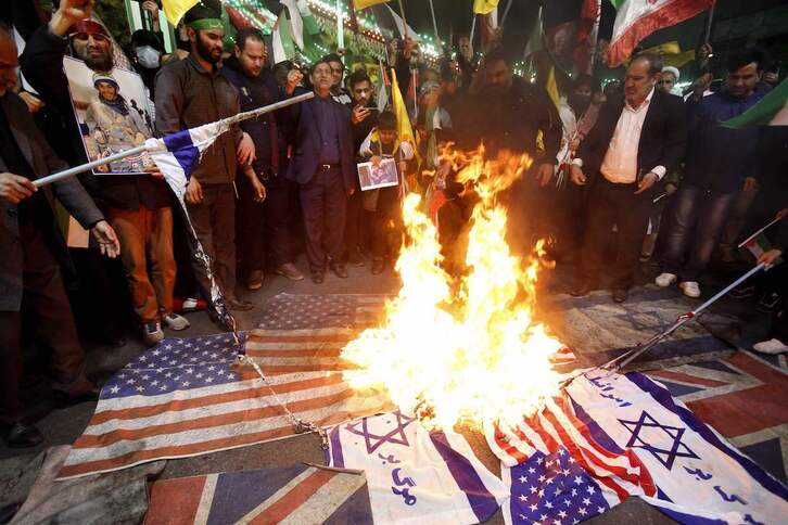 Quema de banderas israelíes y estadounidenses en Teherán tras el atentado de Damasco.