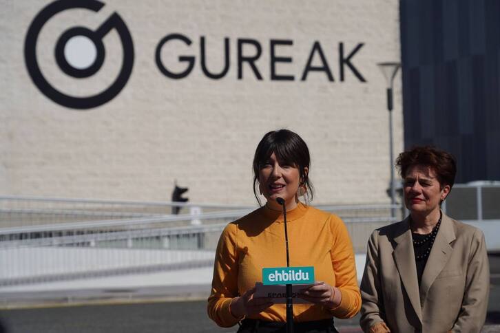 Declaraciones de Ohiana Etxebarrieta ante la sede de Gureak en Donostia.