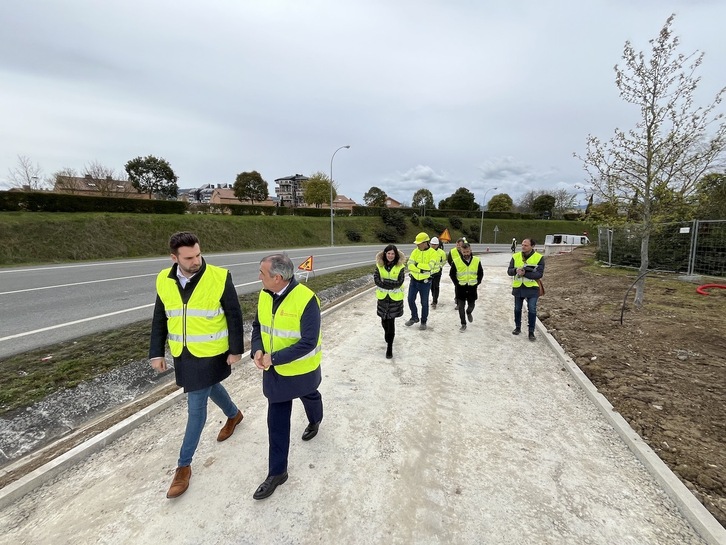 En primer término, el alcalde de Zizur Nagusia, Jon Gondán, y el consejero de Cohesión Territorial, Óscar Chivite, en una visita a las obras del carril.