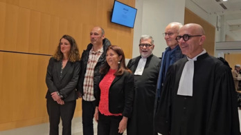 Etxeberri y Molle-Haran posan junto a los abogados que han ejercido en su defensa en el proceso en París.