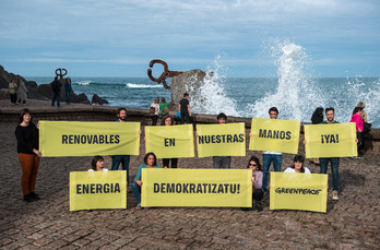 Acción de activistas de Greenpeace en el Peine del viento, en Donostia.