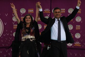 El alcalde electo de Van, Abdulah Zaydan, con la coalcaldesa Neslihan Sedal..