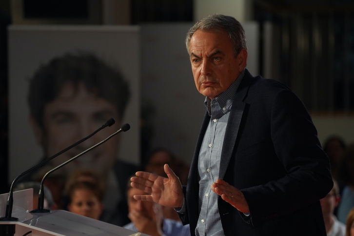 Zapatero, en Irun con el cartel electoral de Andueza al fondo.