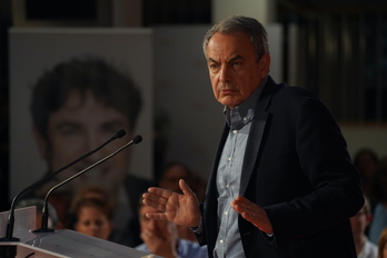 Zapatero, en Irun con el cartel electoral de Andueza al fondo.