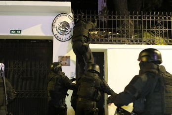 La Policía Nacional ecuatoriana trepando por los muros de la Embajada mexicana.