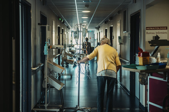 Una paciente camina en uno de los pasillos de la unida móvil de paliativos en el Hospital de Baiona.