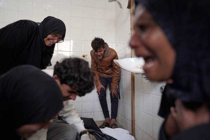 Familiares lloran por el cadáver de un palestino muerto en un ataque israelí en el Hospital de Al-Aqsa, en Deir al-Balah.