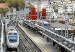 En la página anterior, imagen de las obras en la estación de tren de Donostia. Sobre estas líneas, Iñigo Urkullu junto al CEO de Repsol, Josu Jon Imaz.