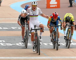 Kopecki entra exhultante en la meta del velódromo de Roubaix.