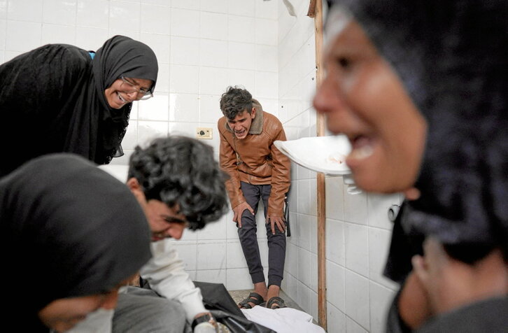 Familiares lloran por el cadáver de un palestino muerto en un ataque israelí en el Hospital de Al-Aqsa, en Deir al-Balah.