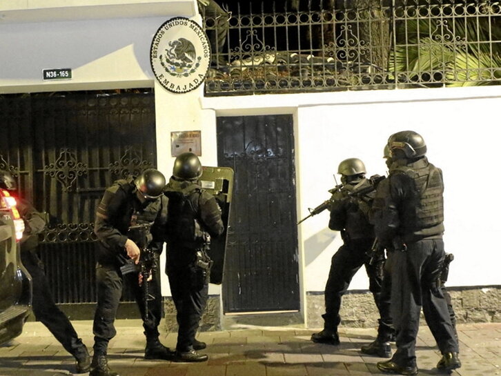 Policías asaltan la embajada de México en Quito.