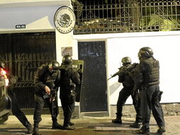 Policías asaltan la embajada de México en Quito.