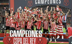Los jugadores del Athletic, eufóricos, con Muniain y De Marcos en el centro, alzan el trofeo de la Copa en el estadio de La Cartuja.