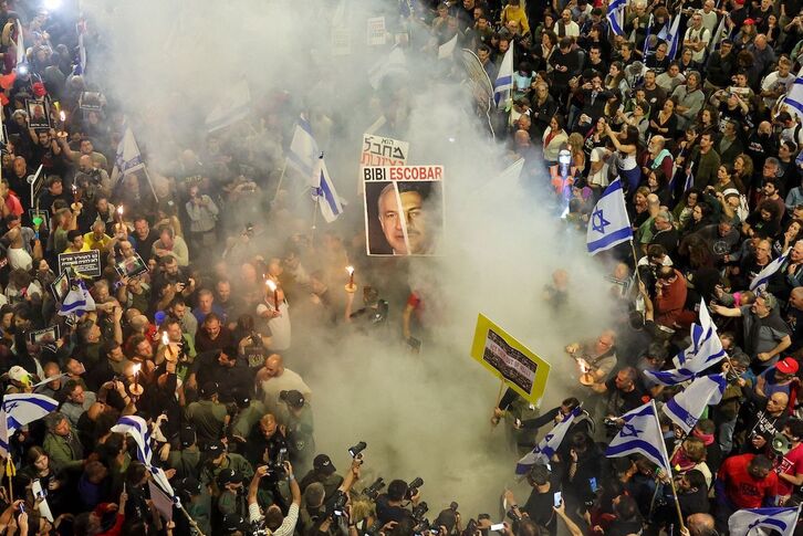 Familiares y partidarios de los rehenes durante una manifestación frente al Ministerio de Defensa en Tel Aviv.