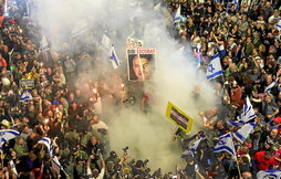 Familiares y partidarios de los rehenes durante una manifestación frente al Ministerio de Defensa en Tel Aviv.