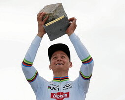 Van der Poel levantó por segunda vez el adoquín que premia el triunfo en la París-Roubaix.