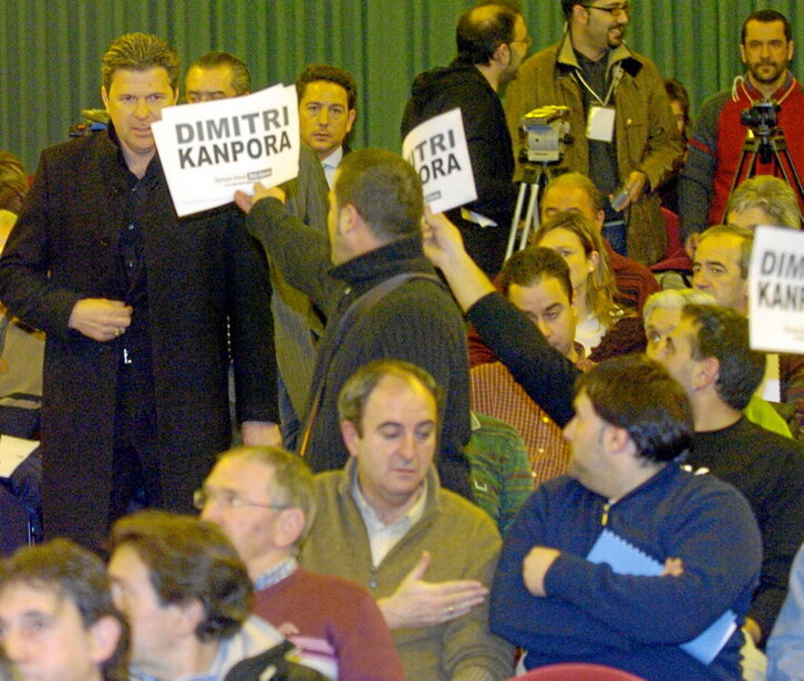 Piterman, increpado por aficionados alavesistas durante una junta de accionistas en 2007.