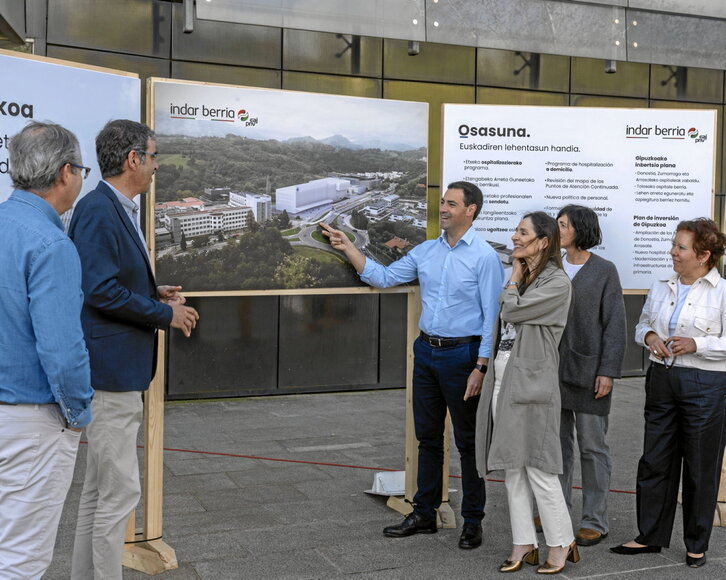 Imanol Pradales señala en la imagen los nuevos edificios que se van a construir en la ciudad sanitaria de Donostia.