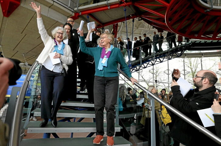 Integrantes de la asociación suiza celebran la sentencia de Estrasburgo.
