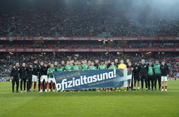 Jugadores y cuerpo técnico de Euskal Selekzioa posan en el césped de San Mamés con una pancarta por la oficialidad minutos antes de la disputa del encuentro contra Uruguay del pasado 23 de marzo.