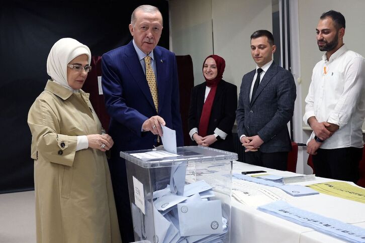 El presidente turco, Recep Tayyip Erdogan, y su esposa, Emine Erdogan, votan en 