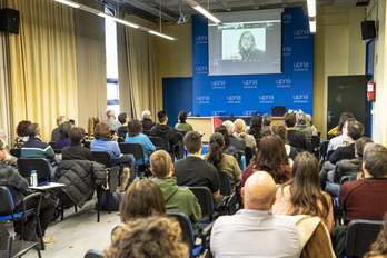 Conferencia de Francesca Albanese proyectada en un aula del aulario de la UPNA.